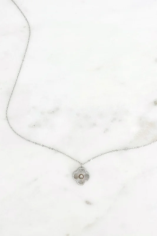 creative necklaces for women-Silver Diamond Cut Clover Necklace